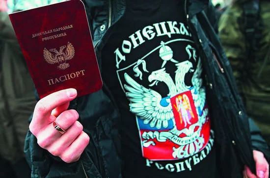 Почти триста тысяч жителей Донбасса имеет паспорта ДНР и ЛНР. Эти документы признаны указом Президента России. Но это не облегчает жизнь беженцев  / Фото Сергея Конькова/ТАСС