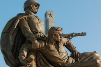 За уничтожение российских памятников иностранцам могут запретить въезд в Россию