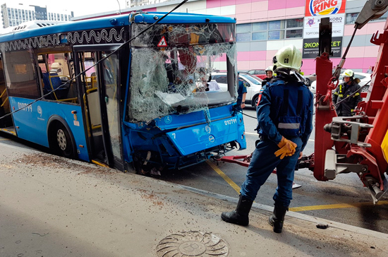 Пассажирский автобус на юге Москвы врезался в столб