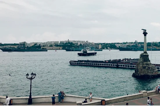 В Севастопольской бухте выстроились на рейде боевые корабли