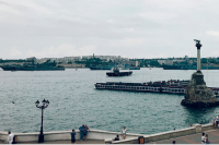 В Севастопольской бухте выстроились на рейде боевые корабли