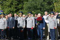 Сердюков и Турчак отдали дань памяти погибшим воинам — десантникам