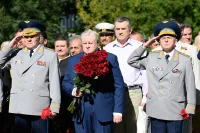 Каждый год 2 августа Сергей Миронов возлагает цветы к Памятнику погибшим воинам-десантникам 6-й роты 104-го гвардейского парашютно-десантного полка 76-й гвардейской воздушно-десантной дивизии.