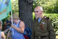 Официально днём рождения ВДВ принято считать 2 августа 1930 года: в этот день на учениях ВВС Московского военного округа под Воронежем впервые с бомбардировщика ТБ-3 на парашютах было выброшено десантное подразделение из 12 человек.