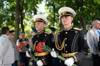 Возложение цветов к памятнику воинам-десантникам.