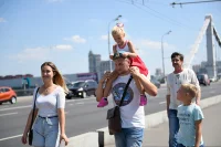 В ЦПКиО им. Горького десантники приходят с семьями.