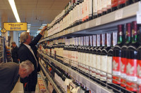 В Минздраве оценили предложение убрать алкоголь в магазинах с открытых полок