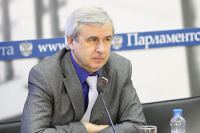 Сдавать экзамен на права в городском потоке — необходимая мера, считает депутат Лысаков