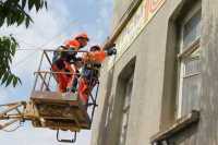 В Севастополе с фасадов зданий демонтируют более ста рекламных вывесок