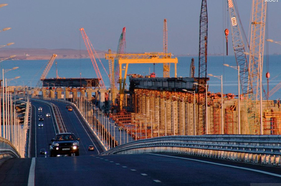 Кабмин Украины одобрил проект санкций против компаний РФ за строительство Крымского моста