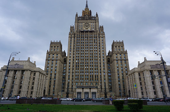 Москва фиксирует попытки США повлиять на итоги российских выборов, заявили в МИД