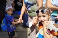 Родители, конечно, выглядят озабоченными, а вот дети, кажется, только рады «приключению»