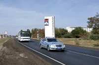 Автобус с детьми движется из Армянска в один из крымских санаториев в сопровождении машины ДПС
