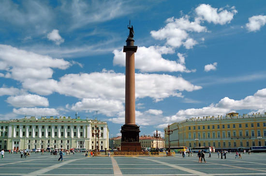 В Петербурге воздвигли самую высокую в мире Триумфальную колонну
