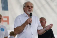 Главный редактор (с 1983 года) и владелец газеты «Московский комсомолец» Павел Гусев выступил на сцене.Фото: ПГ/Юрий Паршинцев