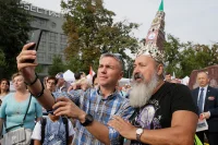 Евгений Ревенко сфотографировался с гостями праздника. ФОТО: ПГ/Юрий Паршинцев