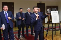 В честь юбилея «Парламентская газета» сделала небольшой художественный подарок Государственной Думе: главный редактор Александр Коренников передал на хранение палаты миниатюрный памятник нашей газете, выполненный из бронзы и мрамора известным скульптором, президентом Российской академии художеств Зурабом Церетели.