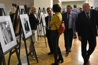 На выставке можно было увидеть и фотографии председателя Совета Федерации Валентины Матвиенко в 2000 году во время выступления в Госдуме в статусе заместителя председателя Правительства России.