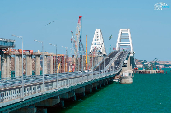 Крымский мост открыли для грузовиков