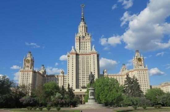 Главное здание МГУ эвакуировали из-за пожара