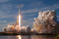 Первая ступень Falcon 9 вернулась на космодром в США 