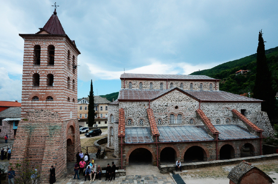 Афон останется открытым для паломников из России