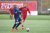 Истинное призвание члена Комитета Госдумы по физкультуре, спорту, туризму и делам молодёжи Дмитрия Пирога – это бокс, в котором он является мастером спорта международного класса. Тем не менее на поле он показал красивую игру и помог отправить в ворота соперников не один гол.