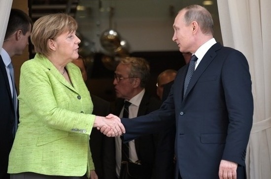 Путин и Меркель начали двустороннюю встречу в Стамбуле 