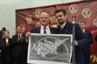 Коллега из Кипра подарил Геннадию Андреевичу картину. Фото: ПГ/Юрий Инякин