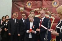 Геннадий Зюганов вручил ордена ЦК КПРФ «100 лет Ленинскому Комсомолу» группе учителей, которые пришли на открытие выставки вместе со своими учениками. Фото: ПГ/Юрий Инякин