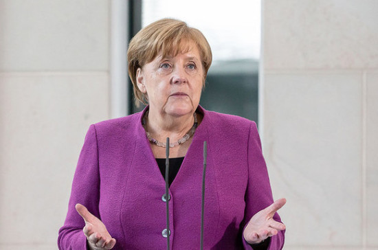 Меркель выступила за продление санкций против России