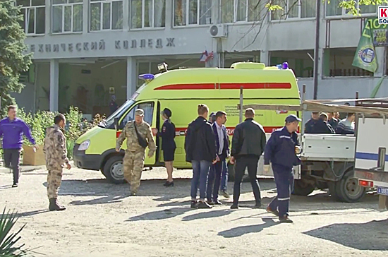 В Кремле следят за оказанием помощи пострадавшим в Керчи, заявил Песков 