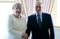 На Украине Меркель обвинили в «предательстве» из-за улыбки Путину
