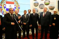 "Мы видим, что многое делается, много сил вложено в развитие экономики, промышленности, сельского хозяйства региона", - сказал на открытии выставки руководитель фракции "Единая Россия" Сергей Неверов