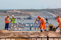 Строители Крымского моста установили все железнодорожные опоры