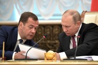 В Кремле рассказали об управляемости страной в отсутствие Путина и Медведева