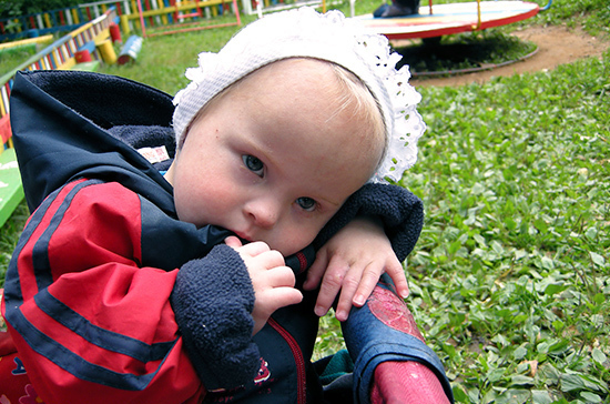 В Госдуме призвали повысить размер пособия по уходу за ребёнком до трёх лет