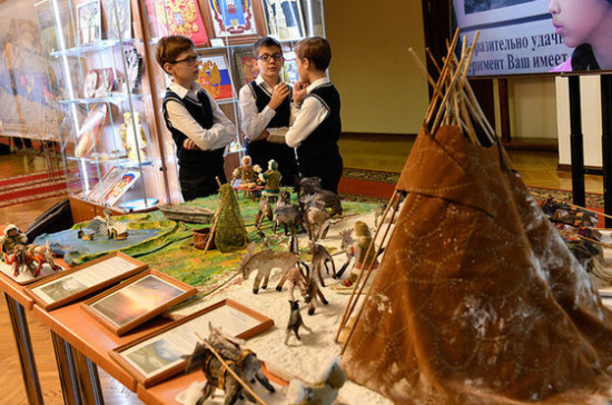 В Госдуме открыли выставку к столетию отечественного детского туризма