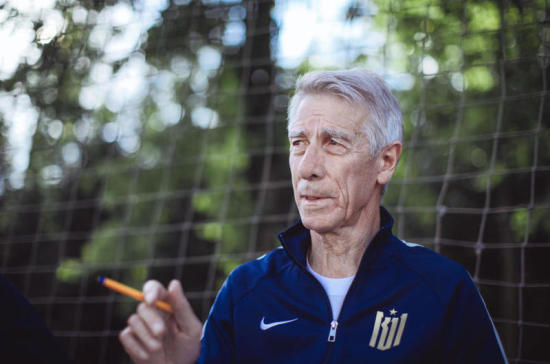 Сборная России по футболу должна играть на победу в матче со Швецией, считает Непомнящий