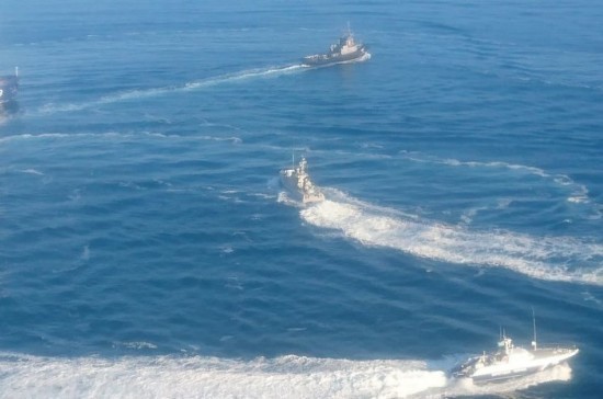 Украинские военные корабли задержаны с применением оружия
