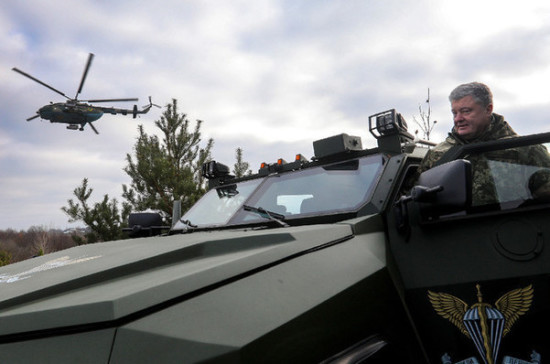Порошенко подписал указ о введении военного положения на Украине