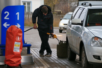 Нефть всё дешевле, бензин всё растёт. В чью пользу парадокс?