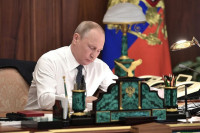 Путин отметил госнаградами учёных, врачей и многодетных родителей