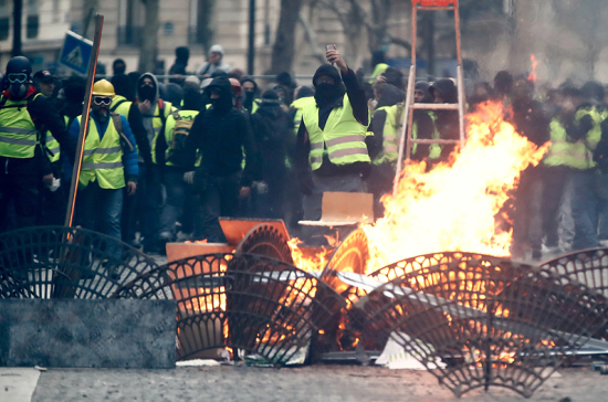 Песков назвал протесты «жёлтых жилетов» внутренним делом Франции