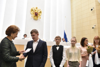 Карелова вручила паспорта юным гражданам России
