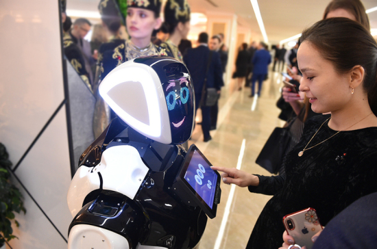 В Совет Федерации приехал робот-промоутер