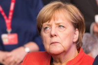 Участники саммита Евросоюза не нашли причин для снятия антироссийских санкций, заявила Меркель