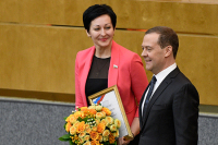 Медведев вручил депутатам Госдумы правительственные награды