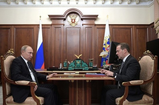 Путин поручил Медведеву лично контролировать исполнение нацпроектов в регионах