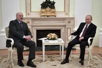 Лукашенко подарил Путину на Новый год четыре мешка картошки и сало